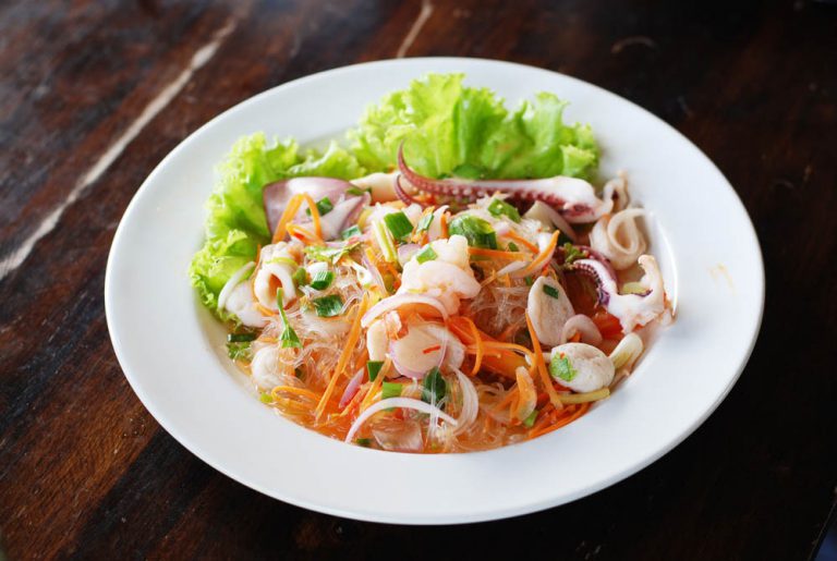 Yumwoonsen (Thai vermicelli salad)